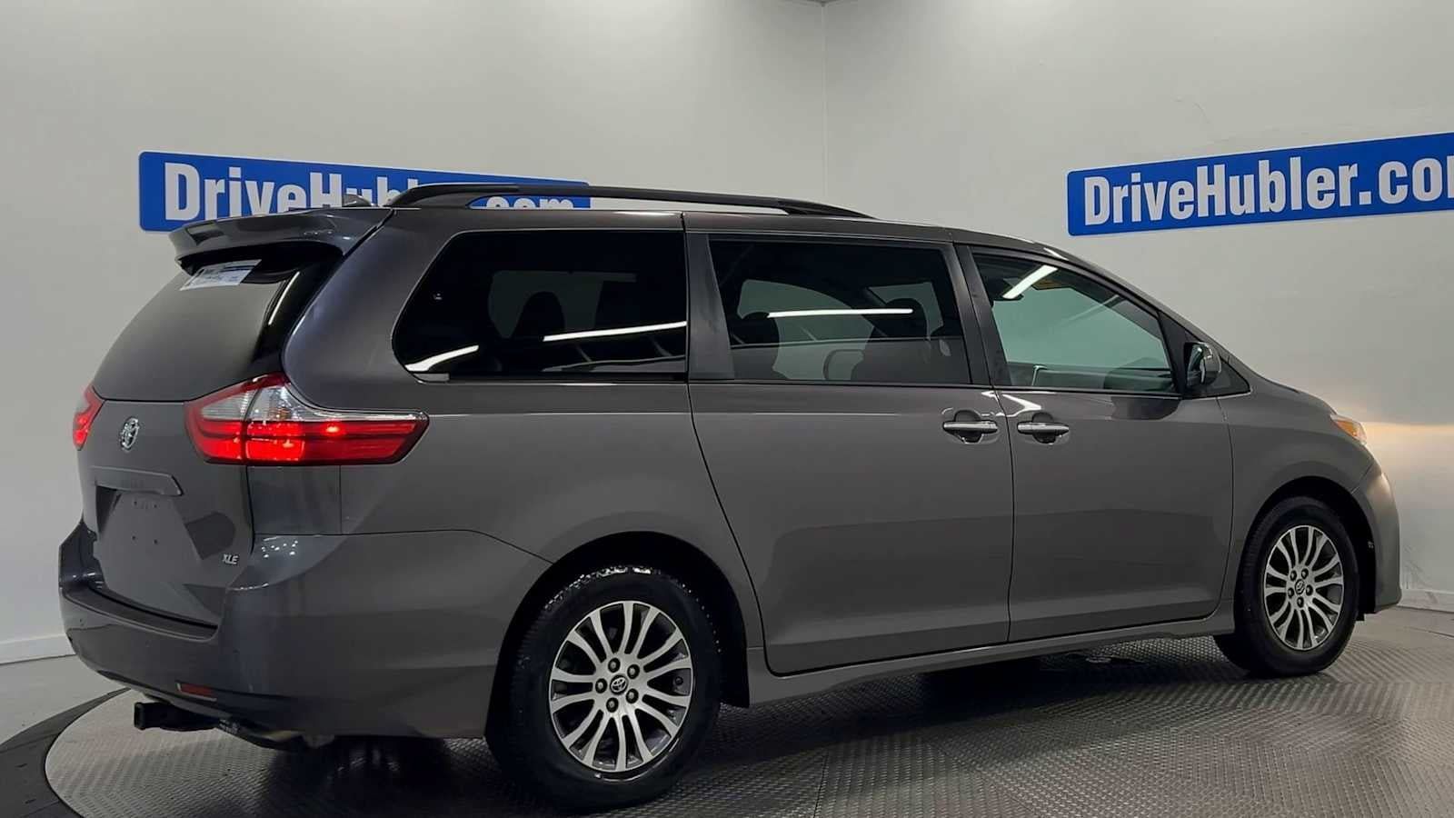 Used 2019 Toyota Sienna XLE w/ XLE Navigation Package FWD image 8
