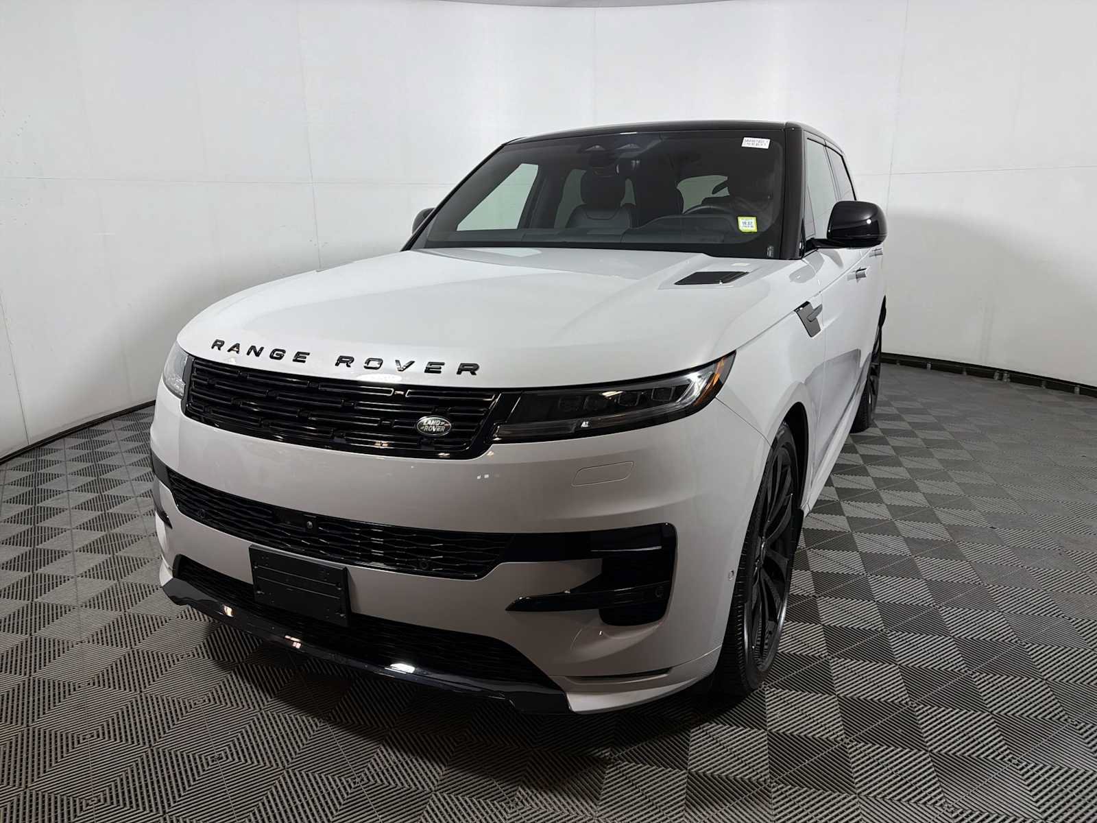 Used 2025 Land Rover Range Rover Sport Dynamic SE AWD/4WD image 3