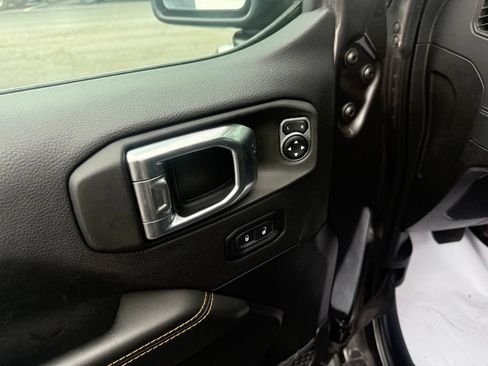 Used 2025 Jeep Wrangler Unlimited Sahara AWD/4WD image 15