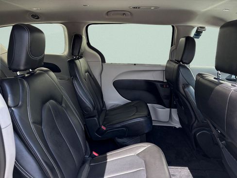 Used 2024 Chrysler Pacifica Touring-L FWD image 29