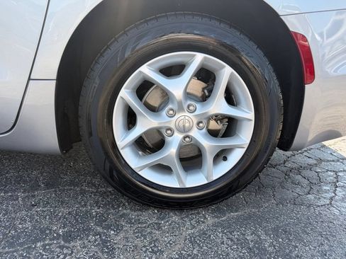 Used 2018 Chrysler Pacifica Touring-L w/ Tire & Wheel Group FWD image 14