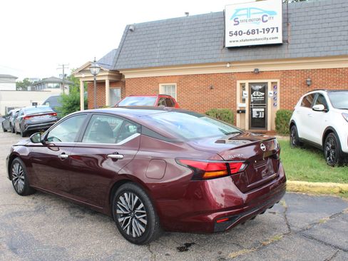 Used 2024 Nissan Altima 2.5 SV FWD image 3
