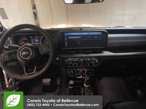 Used 2025 Jeep Gladiator Sport image 12