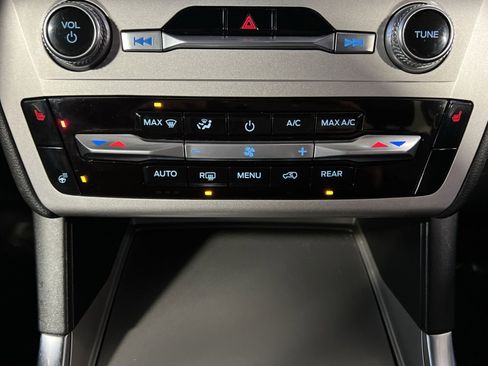 Used 2022 Ford Explorer XLT w/ Equipment Group 202A image 20