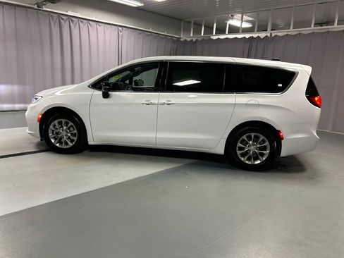 New 2026 Chrysler Pacifica Limited image 4