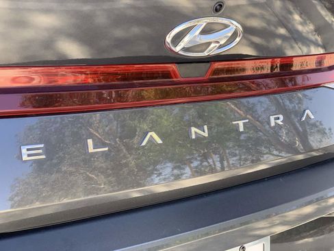 Used 2021 Hyundai Elantra SE image 7
