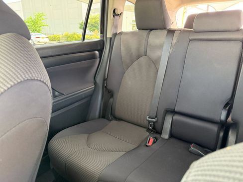Used 2025 Toyota Highlander LE FWD image 36