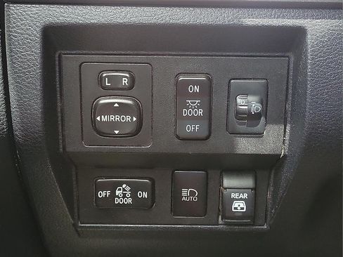 Used 2019 Toyota Tundra SR5 w/ SR5 Upgrade Package AWD/4WD image 17