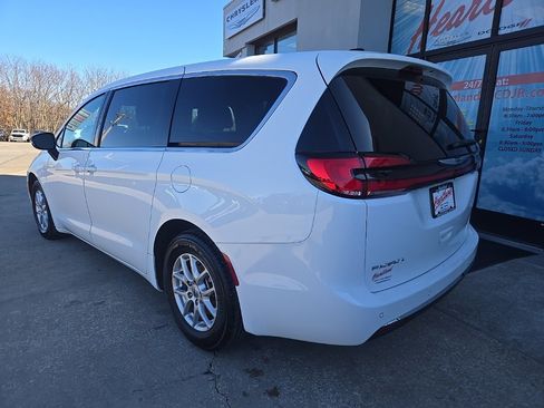 Used 2025 Chrysler Pacifica Select image 7