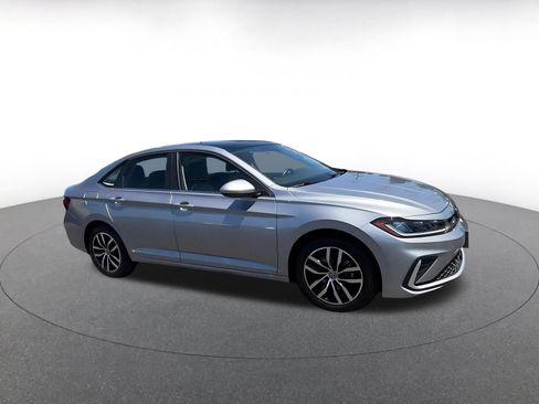 Used 2025 Volkswagen Jetta SE FWD image 2
