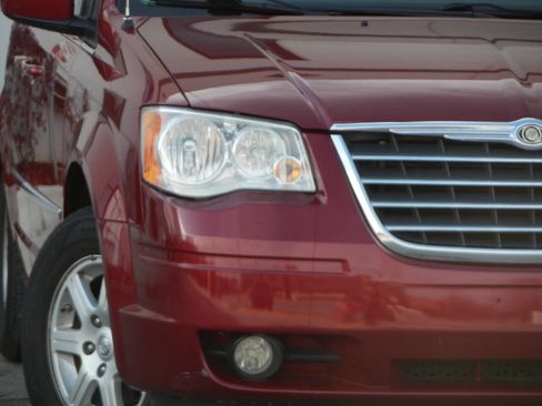 Used 2010 Chrysler Town & Country Touring Plus image 6