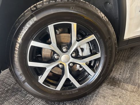 Used 2024 Jeep Grand Cherokee Limited image 3