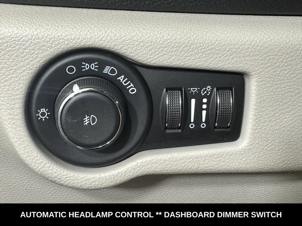 Used 2021 Chrysler Pacifica Touring w/ Cold Weather Group FWD image 20