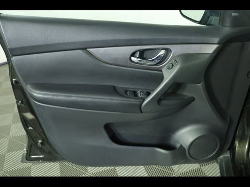 Used 2016 Nissan Rogue SV w/ SV Premium Package image 12