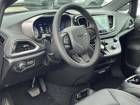 New 2026 Chrysler Pacifica Select image 9