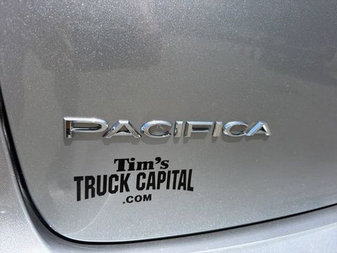 Used 2019 Chrysler Pacifica Touring-L FWD image 9