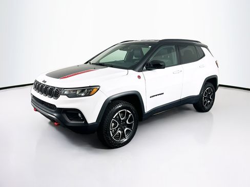 Used 2025 Jeep Compass Trailhawk AWD/4WD image 3