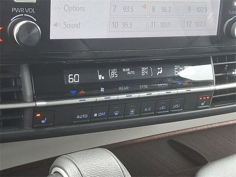 Used 2023 Toyota Sienna XLE image 13