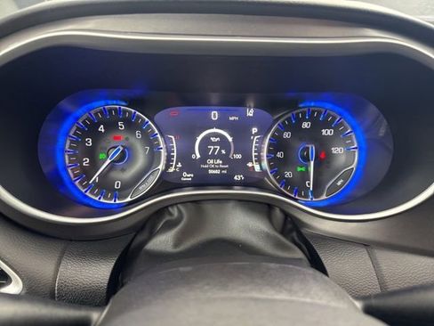 Used 2024 Chrysler Pacifica Touring-L image 20