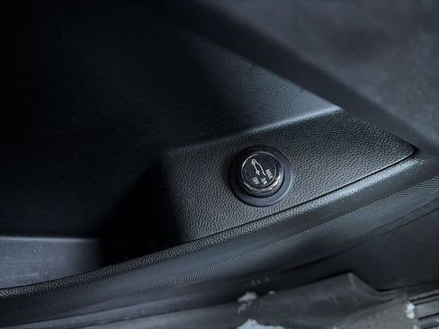 Used 2023 Chevrolet Traverse LT image 14