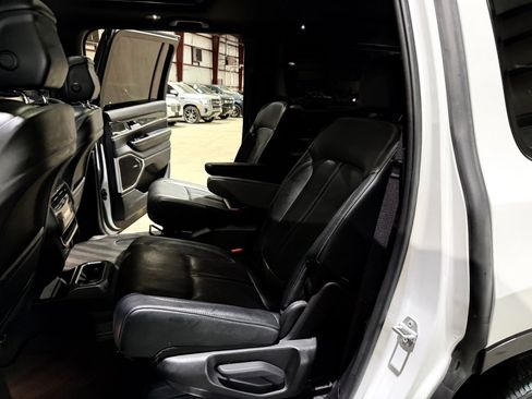 Used 2022 Jeep Wagoneer Series III w/ Premium Group I AWD/4WD image 18