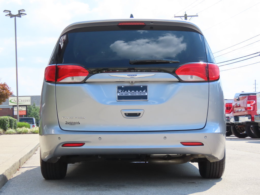 Used 2018 Chrysler Pacifica L FWD image 12