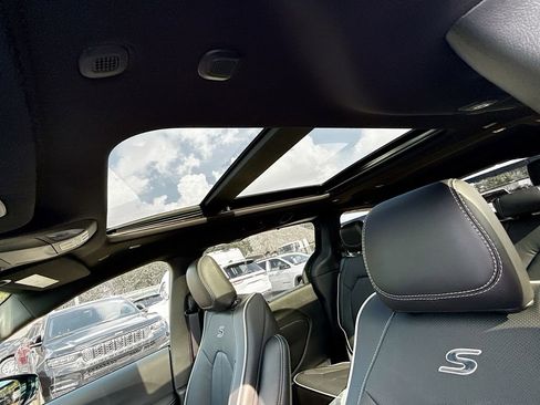 New 2026 Chrysler Pacifica Limited w/ S Appearance Package FWD image 23