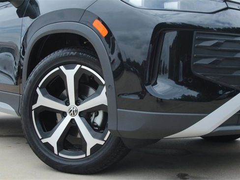 New 2025 Volkswagen Tiguan SE image 2