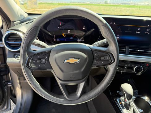 Used 2025 Chevrolet Trax LT w/ LPO, Blackout Package FWD image 18