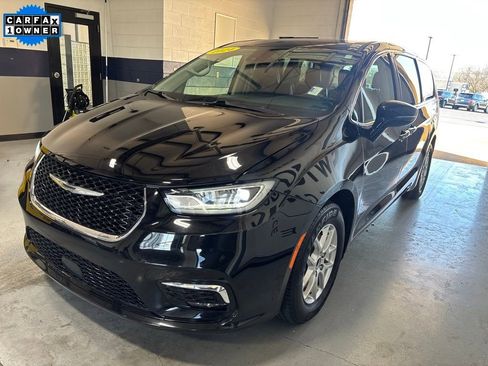 Used 2024 Chrysler Pacifica Touring-L image 34