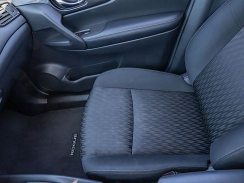 Used 2019 Nissan Rogue SV image 30