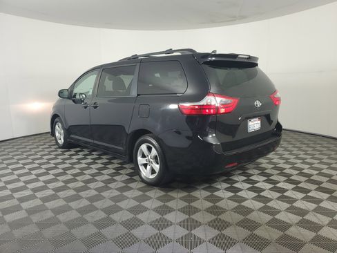 Used 2020 Toyota Sienna LE w/ Carpet Mat Package FWD image 6