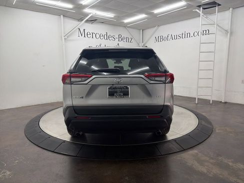 Used 2021 Toyota RAV4 LE FWD image 5
