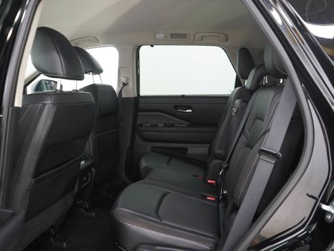 Used 2023 Nissan Pathfinder SL AWD/4WD image 16