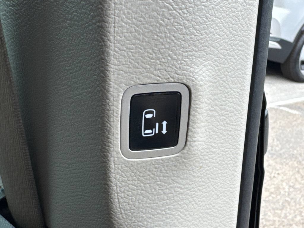 Used 2023 Chrysler Pacifica Touring-L FWD image 17