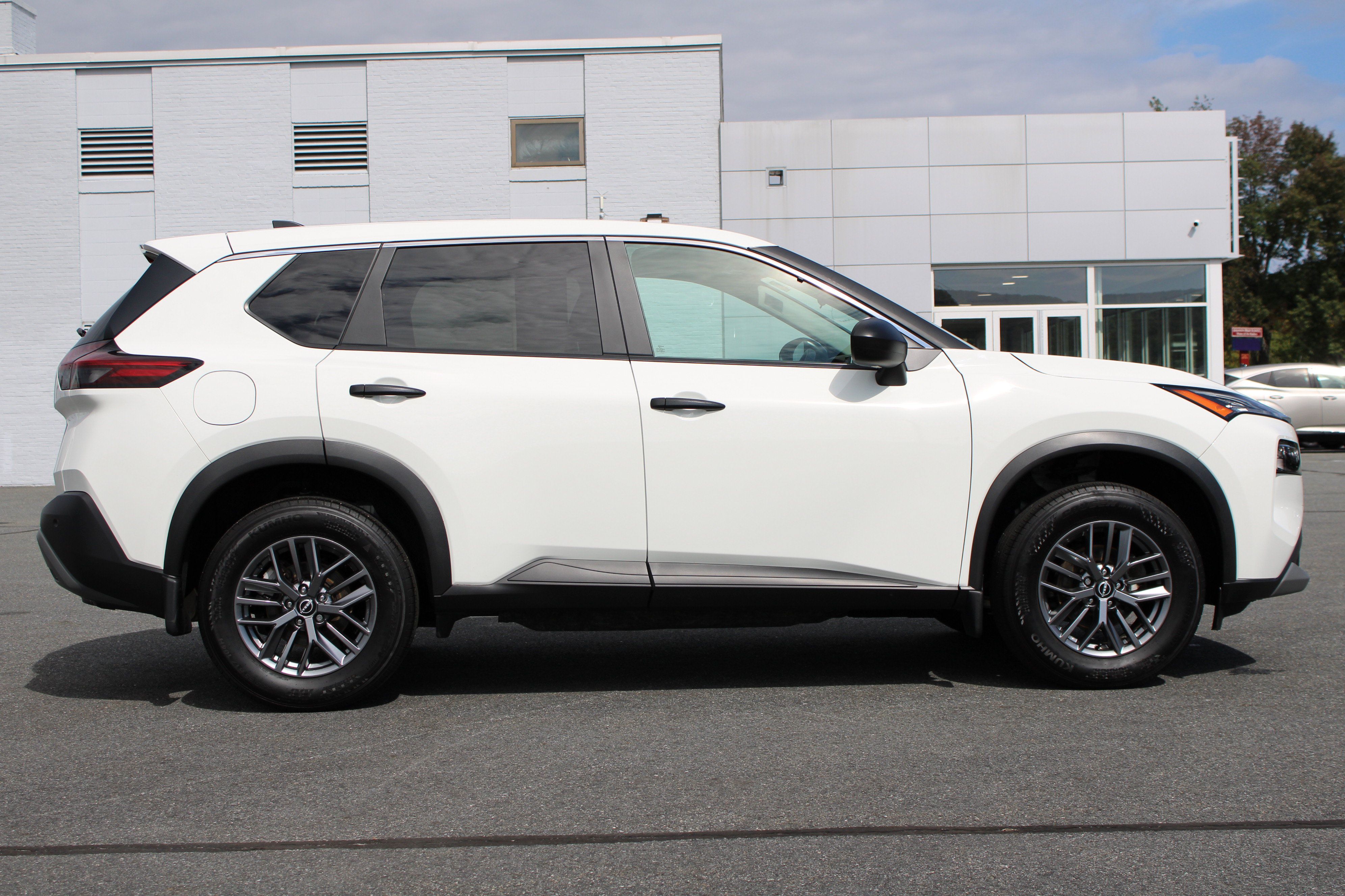 Used 2023 Nissan Rogue S AWD/4WD image 5