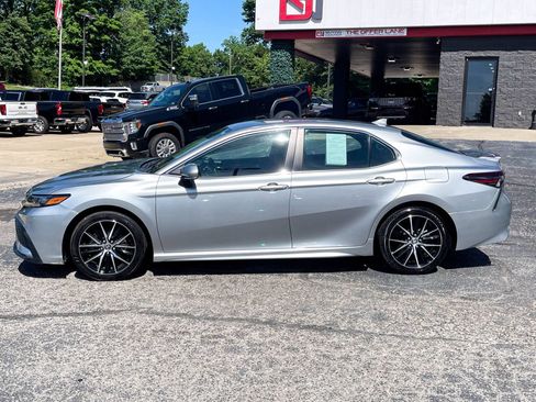 Used 2023 Toyota Camry SE FWD image 3