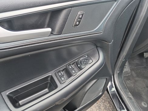 Used 2024 Ford Edge SE w/ Black Appearance Package image 9