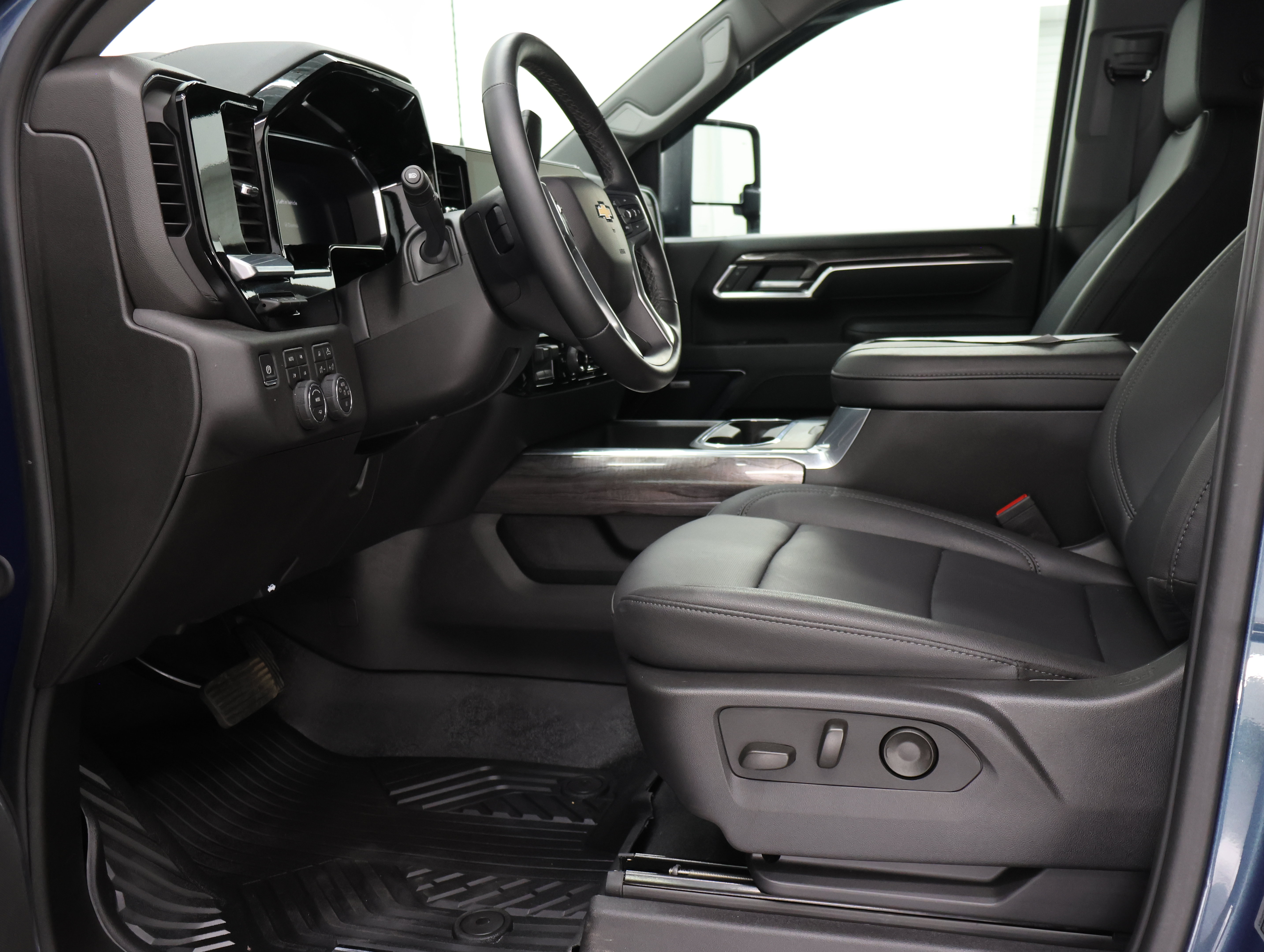 Used 2026 Chevrolet Silverado 3500 LTZ w/ LTZ Plus Package AWD/4WD image 8