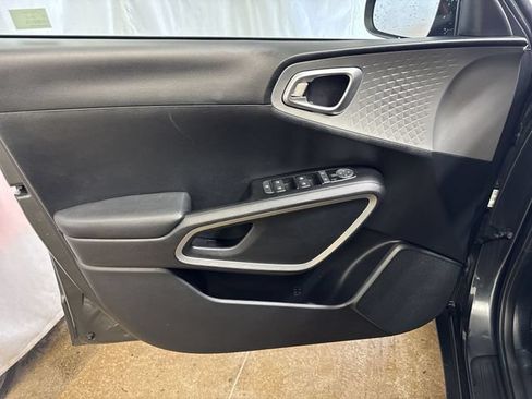 Used 2025 Kia Soul LX w/ LX Technology Package FWD image 20