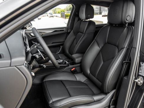 Certified 2026 Porsche Macan AWD/4WD image 5