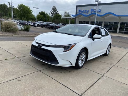 Used 2021 Toyota Corolla LE w/ LE Convenience Package image 4