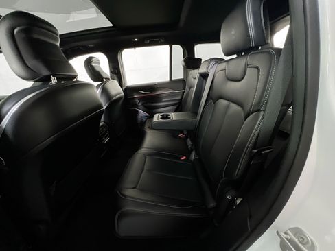 Used 2023 Jeep Grand Cherokee Overland w/ Luxury Tech Group IV AWD/4WD image 26