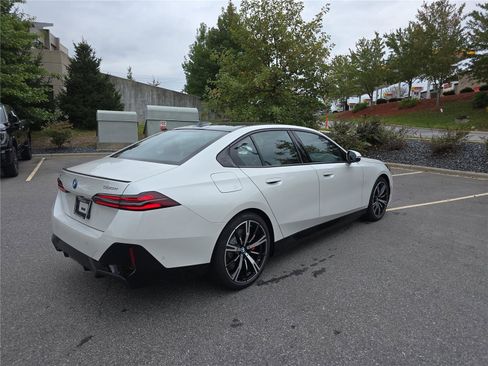 New 2026 BMW 550e xDrive AWD/4WD image 3