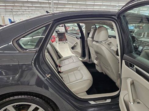 Used 2018 Volkswagen Passat 2.0T R-Line w/ R-Line Lighting Package FWD image 11