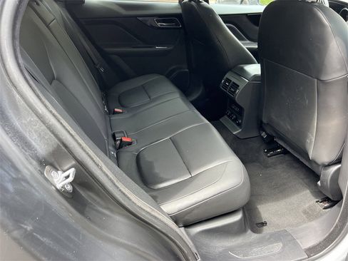 Used 2020 Jaguar F-PACE Premium image 13
