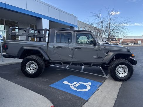 Used 2021 Jeep Gladiator Sport image 6