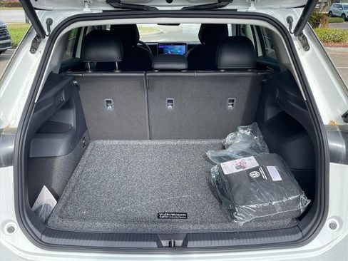 New 2026 Volkswagen Tiguan SE FWD image 11
