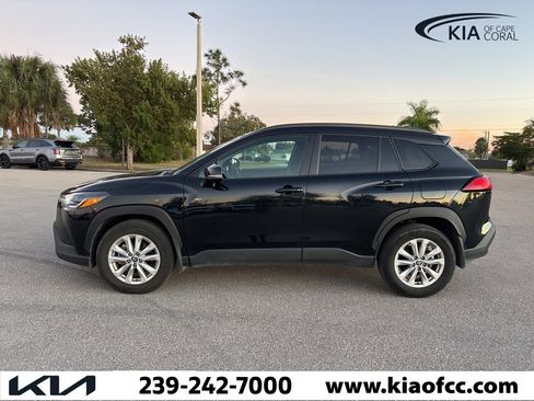 Used 2024 Toyota Corolla Cross LE image 3