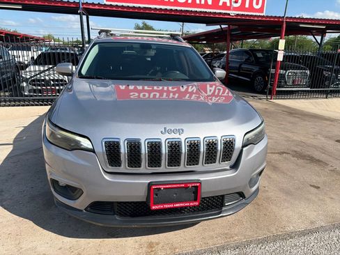 Used 2019 Jeep Cherokee Latitude Plus w/ Comfort/Convenience Group FWD image 4